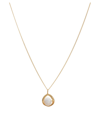 Dije Dorado Ovalado Con Una Perla.